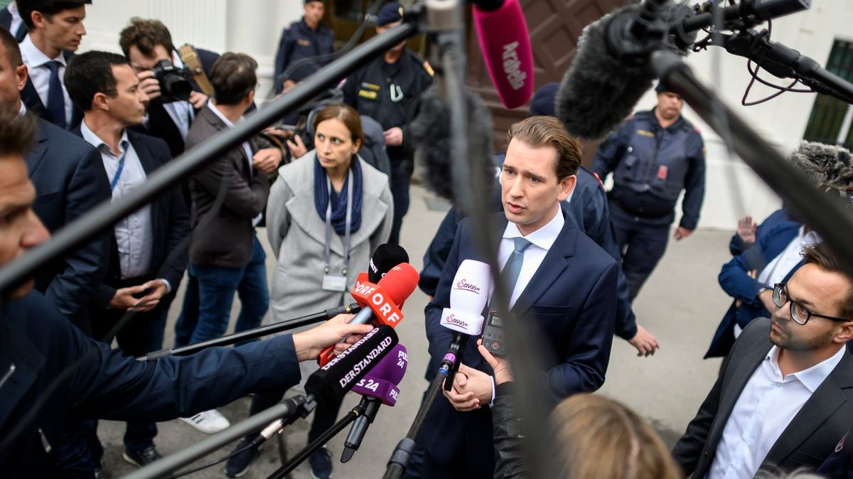 Rakouská opozice žádá po zátahu Kurzovu hlavu. Kancléř rezignovat odmítá